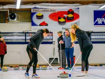Curling-Schnupperkurs im Eissportzentrum Wildhaus