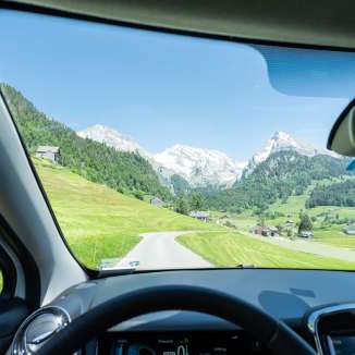 Foto aus dem Fahrerhaus eines Carsharing-Fahrzeugs mit Blick auf die Berglandschaft der Ferienregion Toggenburg