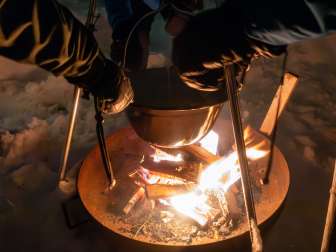 Abend-Schneeschuhwanderung mit Käsefondue am Lagerfeuer © Marco Zweifel