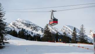 Luftsteilbahn im Wintergebiet mit Blick auf die verschneite Bergkette der Churfirsten