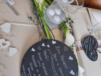 Liebevoll gedeckte Tafel