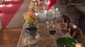 Grosses Frühstücksbuffet