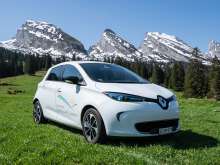 Weißes Carsharing-Auto vor der Kulisse der Churfirsten