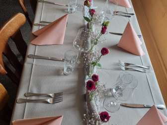 Liebevoll gedeckte Tafel