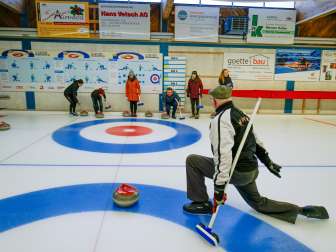 Curling-Schnupperkurs im Eissportzentrum Wildhaus